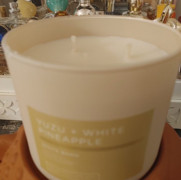 🍍BATH & BODY WORKS 3 WICK CANDLE YUZU & WHITE PINEAPPLE 🍍 - Picture 2 of 2